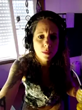 LauKiss online show from April 2026 07:17:01 PM