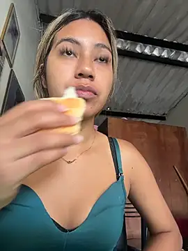 Snapshot of Kimmiebellarie chatting on June 2026 04:52:01 PM Kimmiebellarie online show from June 2026 04:52:01 PM
