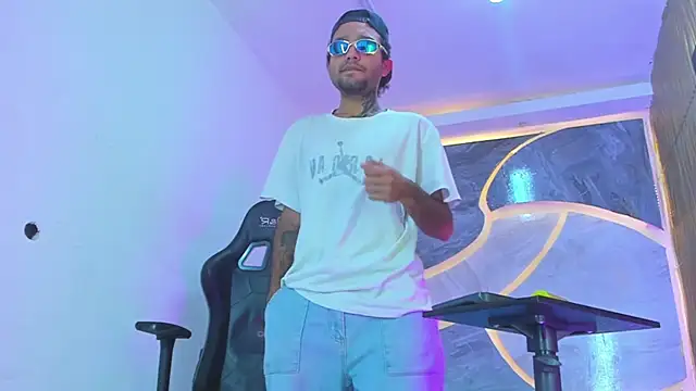 Snapshot of Josh_Hot_Sex chatting on April 2026 11:26:01 AM Josh Hot Sex online show from April 2026 11:26:01 AM