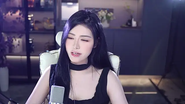 Snapshot of Seraphinei chatting on May 2026 01:25:01 PM Seraphinei online show from May 2026 01:25:01 PM