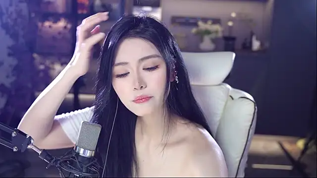 Snapshot of Seraphinei chatting on May 2026 01:05:02 PM Seraphinei online show from May 2026 01:05:02 PM