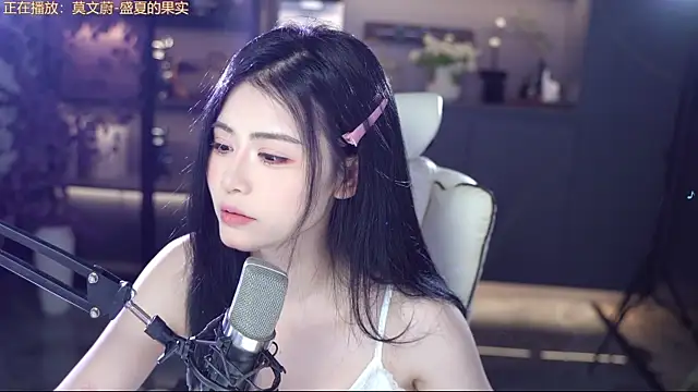 Snapshot of Seraphinei chatting on May 2026 01:40:02 PM Seraphinei online show from May 2026 01:40:02 PM