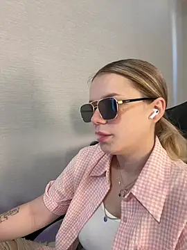 Snapshot of KimEvanss chatting on June 2026 05:13:01 AM KimEvanss online show from June 2026 05:13:01 AM