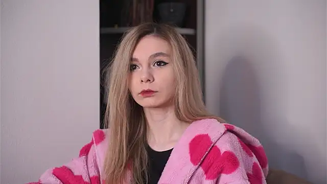 WhitneyBustle online show from April 2026 06:49:02 AM