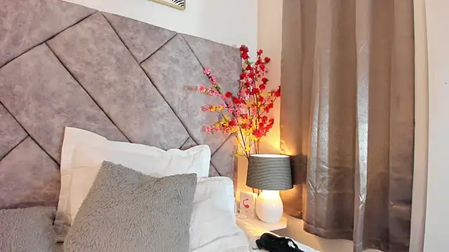 shaliny  online show from April 2026 09:39:33 PM