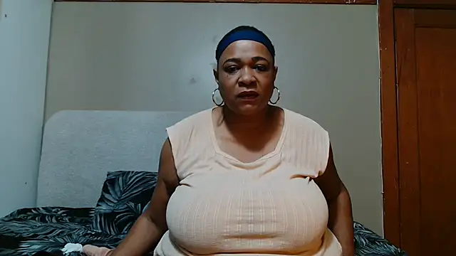 Snapshot of BUSTYQUEEN56_ chatting on June 2026 07:08:01 PM BUSTYQUEEN56 online show from June 2026 07:08:01 PM