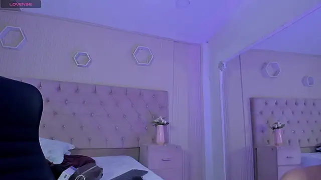 Snapshot of DeboraCopper_ chatting on April 2026 05:19:01 AM DeboraCopper online show from April 2026 05:19:01 AM