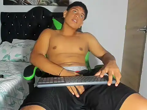 Snapshot of magnust_miller_ chatting on April 2026 01:43:01 AM magnust miller online show from April 2026 01:43:01 AM