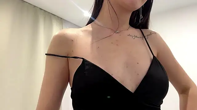 Elisayep online show from April 2026 06:12:02 PM