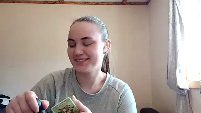 Snapshot of RoxanneStuard chatting on April 2026 07:11:01 AM RoxanneStuard online show from April 2026 07:11:01 AM