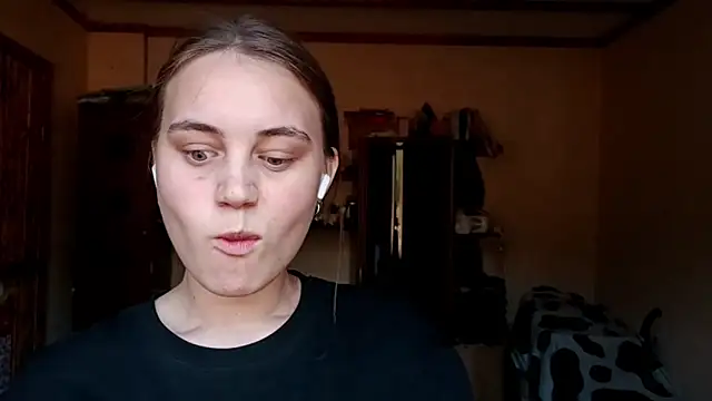 Snapshot of RoxanneStuard chatting on April 2026 12:01:01 PM RoxanneStuard online show from April 2026 12:01:01 PM