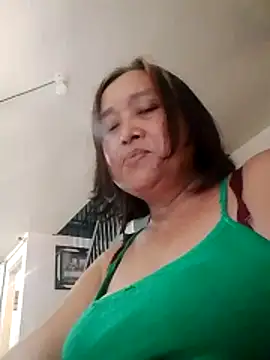Snapshot of jeanyummytits chatting on June 2026 11:24:02 PM jeanyummytits online show from June 2026 11:24:02 PM
