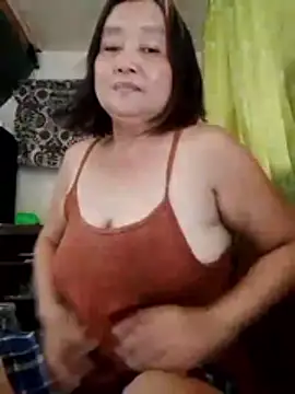 Snapshot of jeanyummytits chatting on June 2026 12:43:01 AM jeanyummytits online show from June 2026 12:43:01 AM