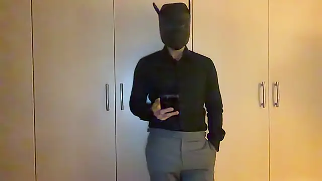 Snapshot of EastHunter chatting on April 2026 12:42:02 PM EastHunter online show from April 2026 12:42:02 PM