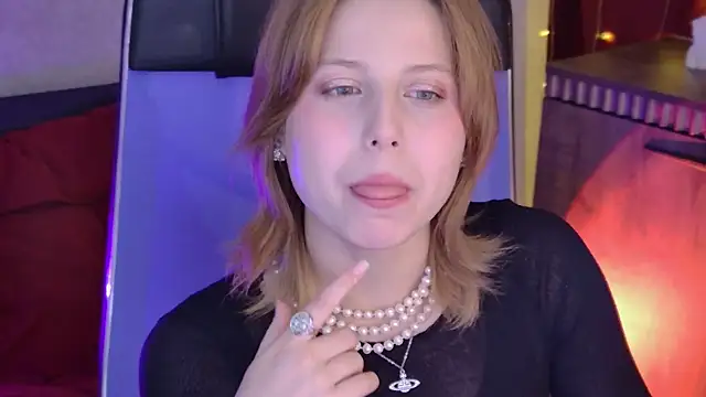 Snapshot of VivienneHebert chatting on June 2026 12:44:02 PM VivienneHebert online show from June 2026 12:44:02 PM