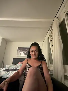 Snapshot of CurlyRouge chatting on June 2026 10:21:02 PM CurlyRouge online show from June 2026 10:21:02 PM