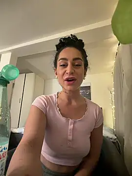 Snapshot of CurlyRouge chatting on April 2026 11:00:02 PM CurlyRouge online show from April 2026 11:00:02 PM