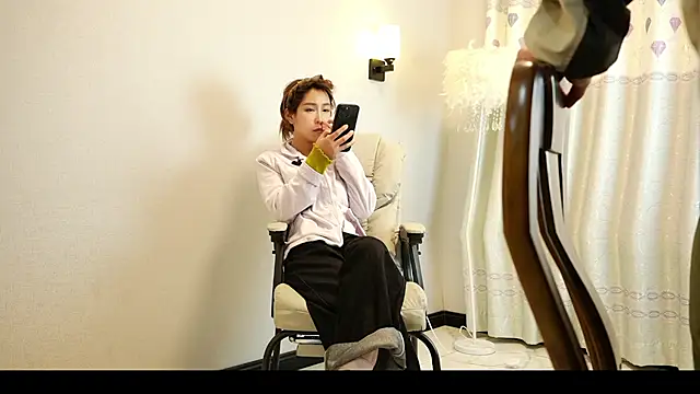 Mia--11 online show from April 2026 01:37:01 PM