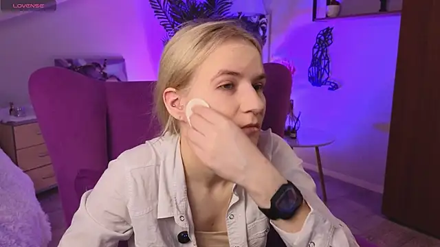 Snapshot of PennyLavertu chatting on April 2026 07:58:01 AM PennyLavertu online show from April 2026 07:58:01 AM