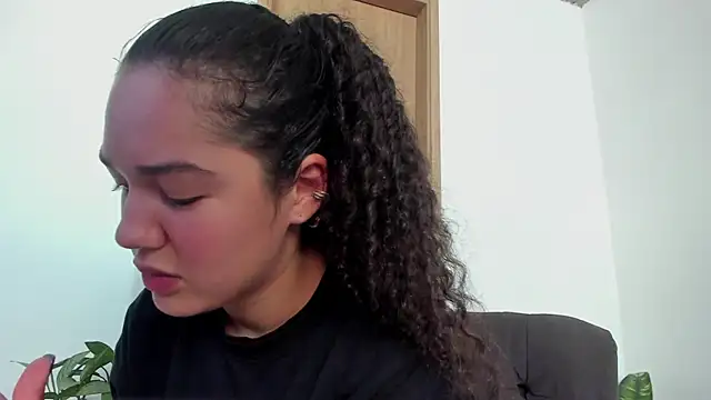 Snapshot of MiaRouseex chatting on May 2026 06:22:02 PM MiaRouseex online show from May 2026 06:22:02 PM