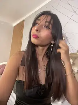 SaraDreamsss online show from May 2026 03:18:02 PM