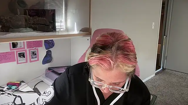 Snapshot of MUSCLEMOMMY1365 chatting on May 2026 07:54:01 PM MUSCLEMOMMY1365 online show from May 2026 07:54:01 PM