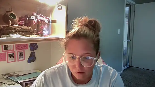 MUSCLEMOMMY1365 online show from April 2026 04:19:01 PM