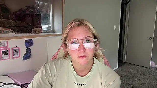 Snapshot of MUSCLEMOMMY1365 chatting on May 2026 07:12:02 PM MUSCLEMOMMY1365 online show from May 2026 07:12:02 PM