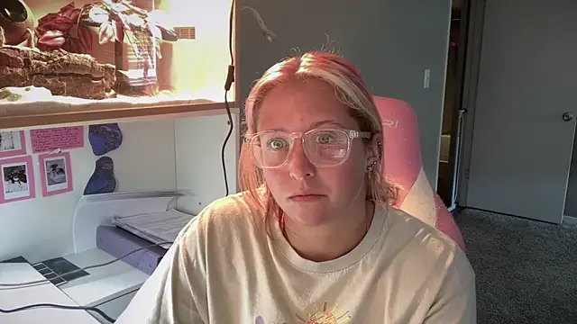 Snapshot of MUSCLEMOMMY1365 chatting on May 2026 03:51:01 PM MUSCLEMOMMY1365 online show from May 2026 03:51:01 PM