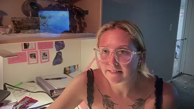 MUSCLEMOMMY1365 online show from April 2026 12:52:02 AM