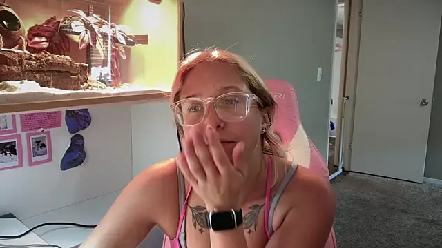 Snapshot of MUSCLEMOMMY1365 chatting on May 2026 05:12:02 PM MUSCLEMOMMY1365 online show from May 2026 05:12:02 PM