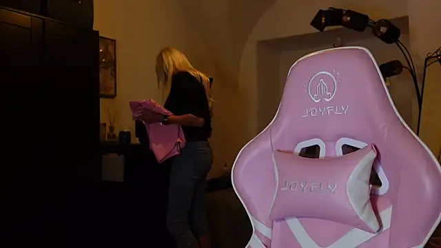 Snapshot of barbiplaymate chatting on December 2024 08:58:01 PM barbiplaymate online show from December 2024 08:58:01 PM