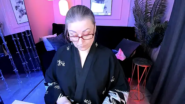 Alexandra Kind online show from April 2026 08:42:02 PM