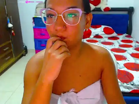 Snapshot of Roseluxs chatting on June 2026 01:37:01 AM Roseluxs online show from June 2026 01:37:01 AM