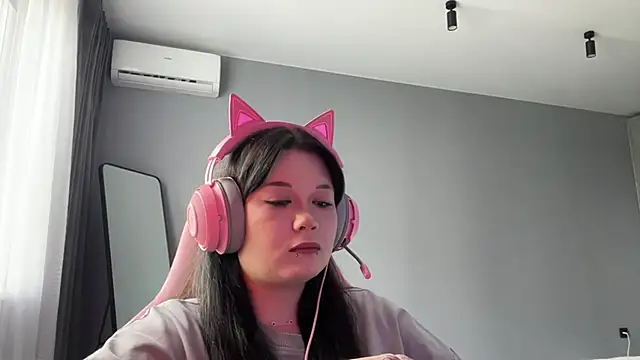 Snapshot of Alinalovelove chatting on April 2026 01:34:02 PM Alinalovelove online show from April 2026 01:34:02 PM