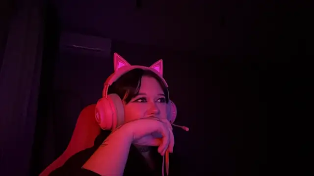 Snapshot of Alinalovelove chatting on April 2026 07:58:02 PM Alinalovelove online show from April 2026 07:58:02 PM