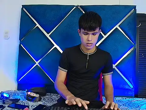 EdwinBoys online show from April 2026 01:07:02 PM