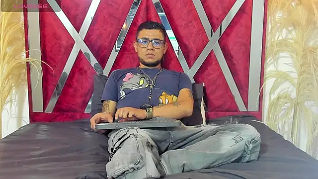 Nickk 21  online show from April 2026 01:13:02 PM