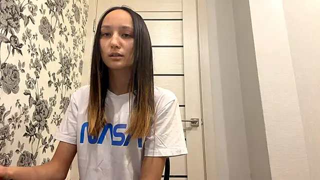 Snapshot of VolatileDear chatting on April 2026 04:44:02 PM VolatileDear online show from April 2026 04:44:02 PM