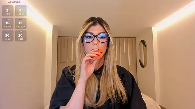 MiaSilvaX online show from May 2026 11:18:01 AM