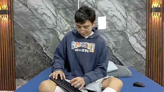 Snapshot of NoahWalker__ chatting on July 2026 11:18:02 AM NoahWalker online show from July 2026 11:18:02 AM
