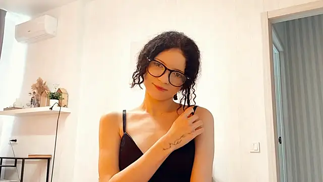 CinnamonCurl online show from April 2026 12:34:01 PM