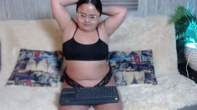 Luna  Cortez online show from April 2026 02:24:01 PM