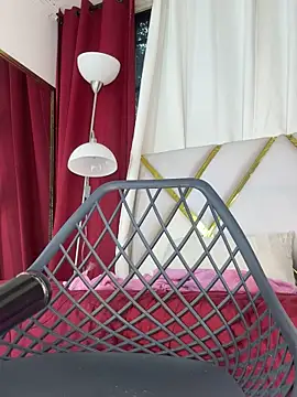 Lila-pinkky online show from April 2026 05:52:01 PM