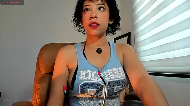 Laena Castillo online show from April 2026 05:15:01 PM
