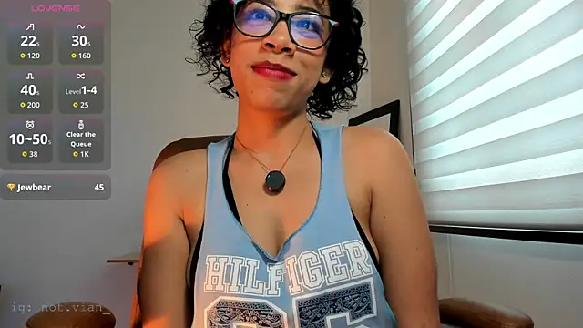 Laena Castillo online show from April 2026 07:07:02 PM