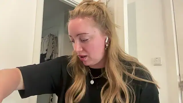 Snapshot of arielsweetieee chatting on June 2026 02:18:01 PM arielsweetieee online show from June 2026 02:18:01 PM