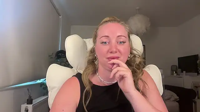 Snapshot of arielsweetieee chatting on June 2026 03:50:01 PM arielsweetieee online show from June 2026 03:50:01 PM