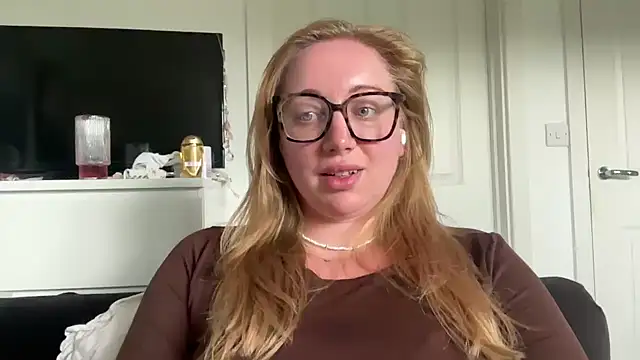 Snapshot of arielsweetieee chatting on June 2026 03:56:02 PM arielsweetieee online show from June 2026 03:56:02 PM