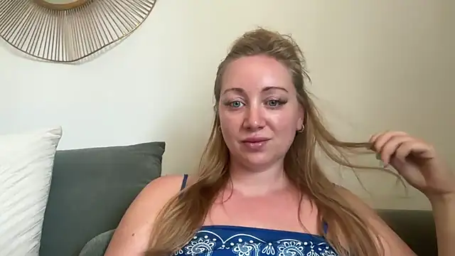 Snapshot of arielsweetieee chatting on June 2026 12:00:02 PM arielsweetieee online show from June 2026 12:00:02 PM